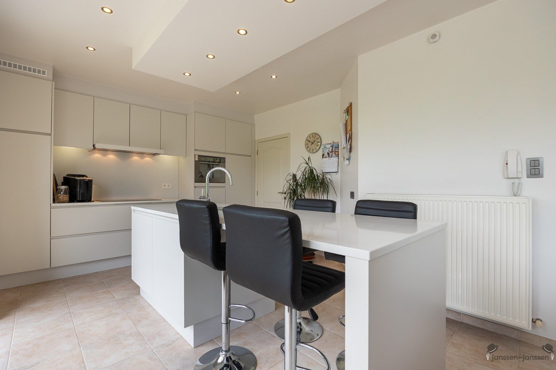 Instapklare woning met vier slaapkamers op een ruim perceel van 659m². foto 10