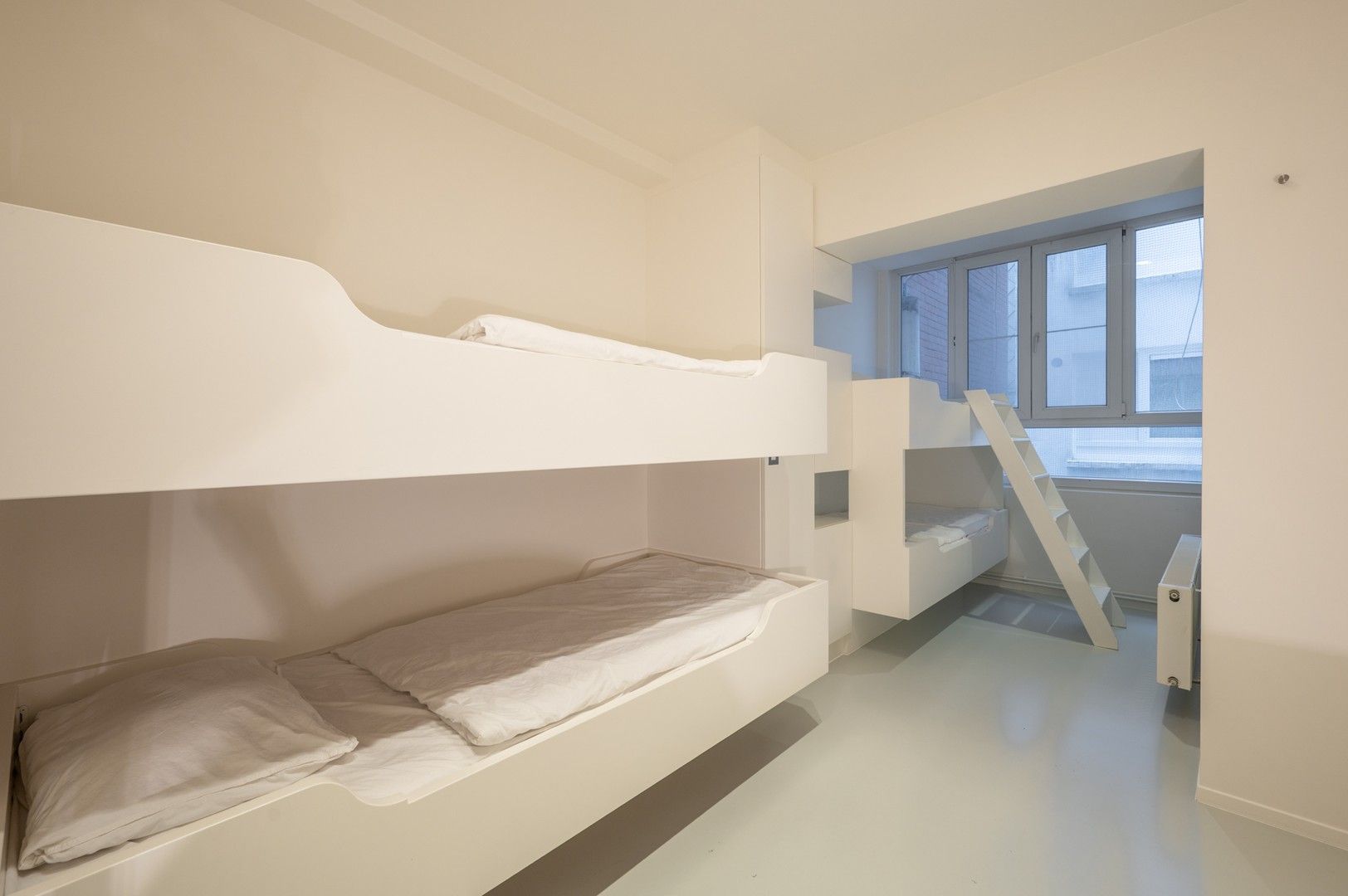 Instapklaar hedendaags hoekappartement rustig gelegen op enkele passen van de zee. foto 15