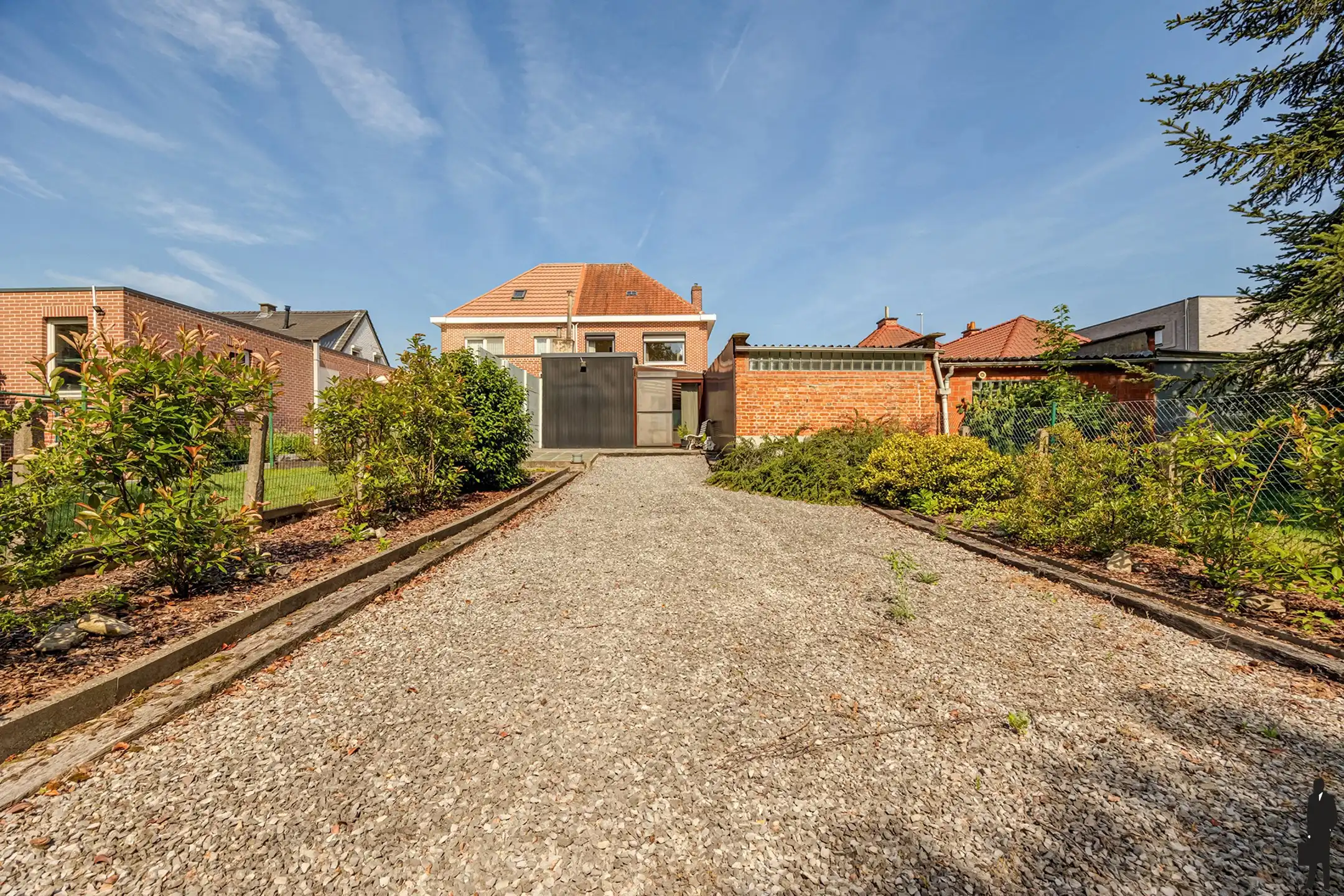 Gezinswoning met veranda, garage en tuin op topligging  foto 16