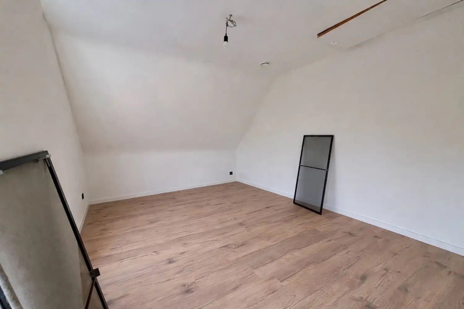 ENERGIEZUINIGE WONING op zeer rustige en landelijke locatie met 2 slaapkamers en inpandige garage foto 11