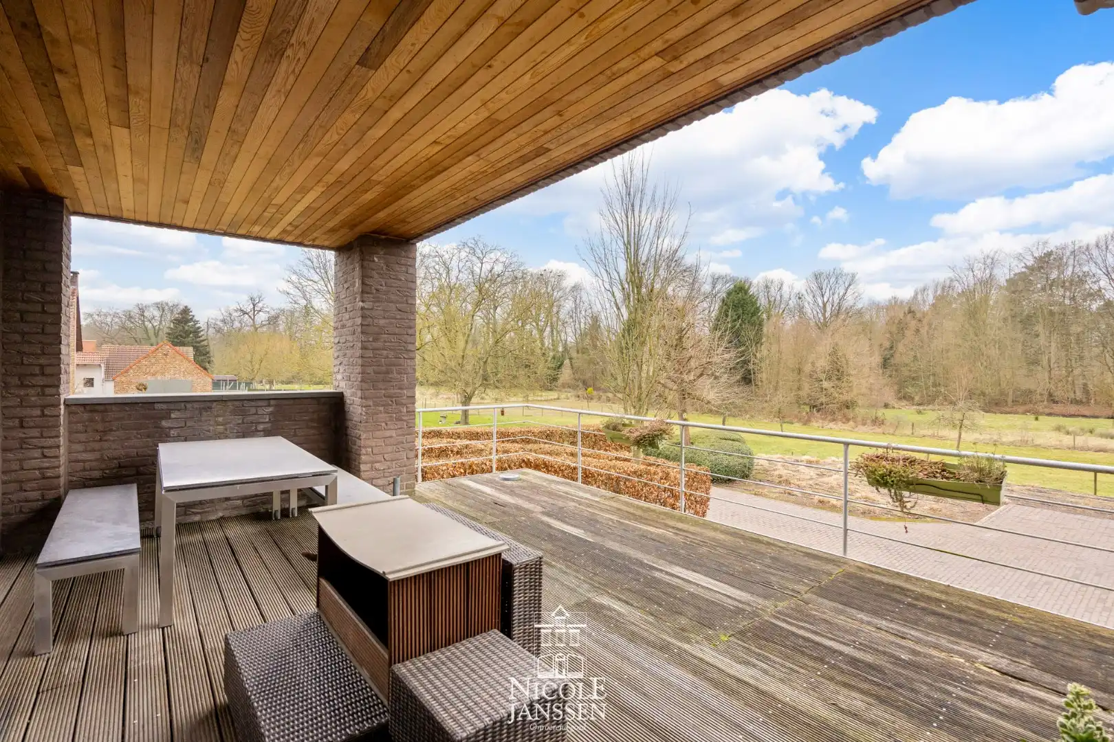 Zeer moderne en luchtige woning  foto 26