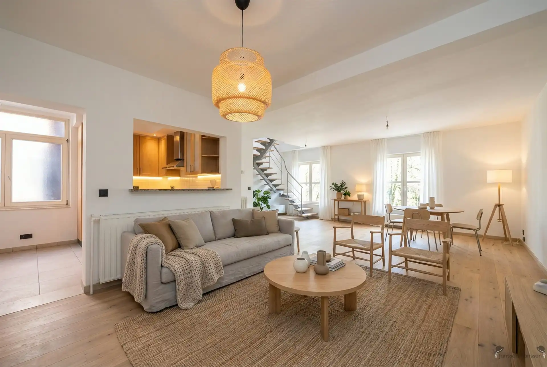 Ruim duplexappartement met twee slaapkamers te koop op het 2e verdiep in hartje Aarschot. foto {{pictureIndex}}