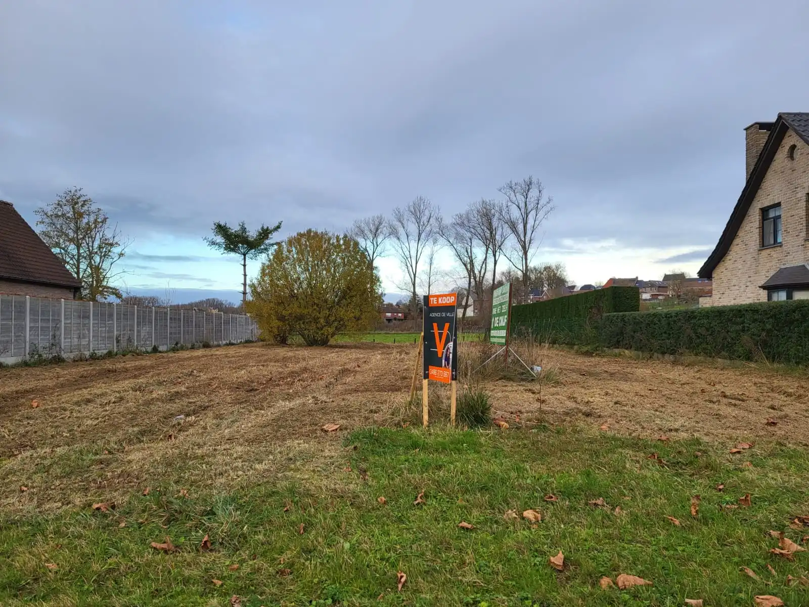 Mooie bouwgrond van 11a92ca voor open bebouwing, met een straatbreedte van 20,80 meter en landelijk uitzicht op de dorpskerk. Maakt deel uit van een goedgekeurde niet vervallen verkaveling. foto {{pictureIndex}}