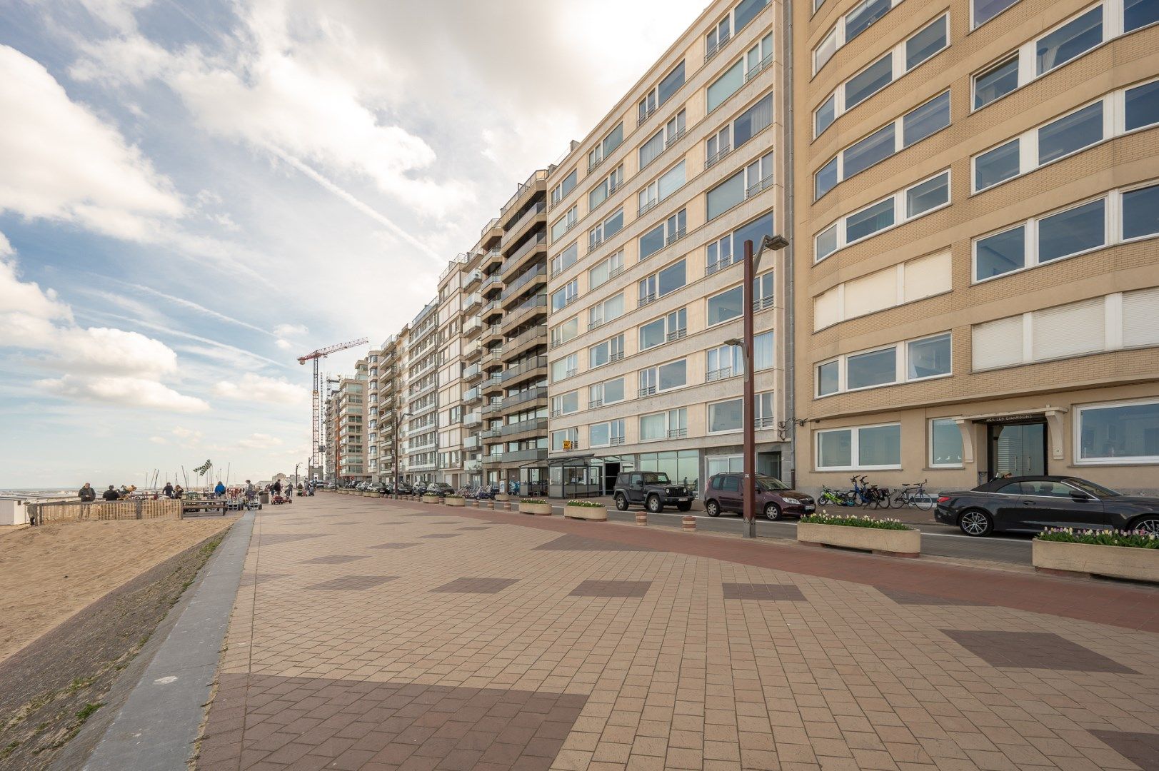 Ruim appartement met breed frontaal zeezicht te duinbergen foto 10