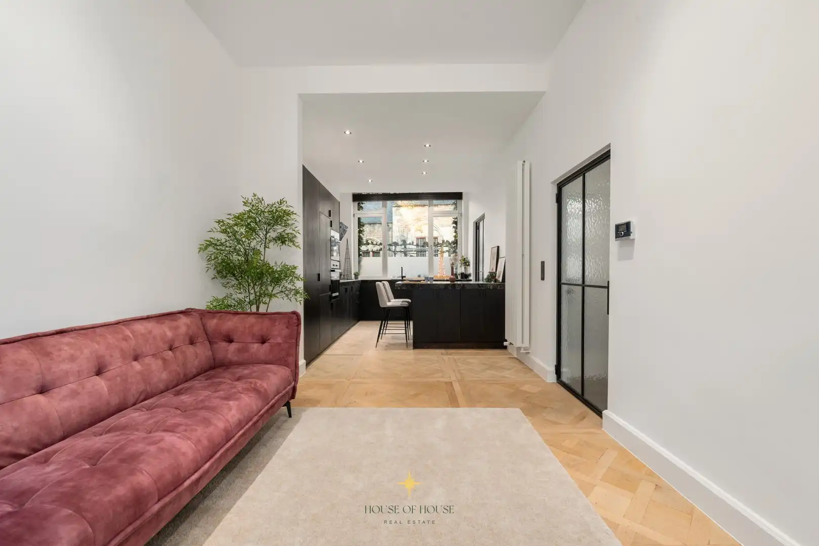 Subliem gerenoveerde stadswoning in een uitzonderlijk historisch kader rond de Onze-Lieve-Vrouwekerk, zonder renovatieverplichting foto 8