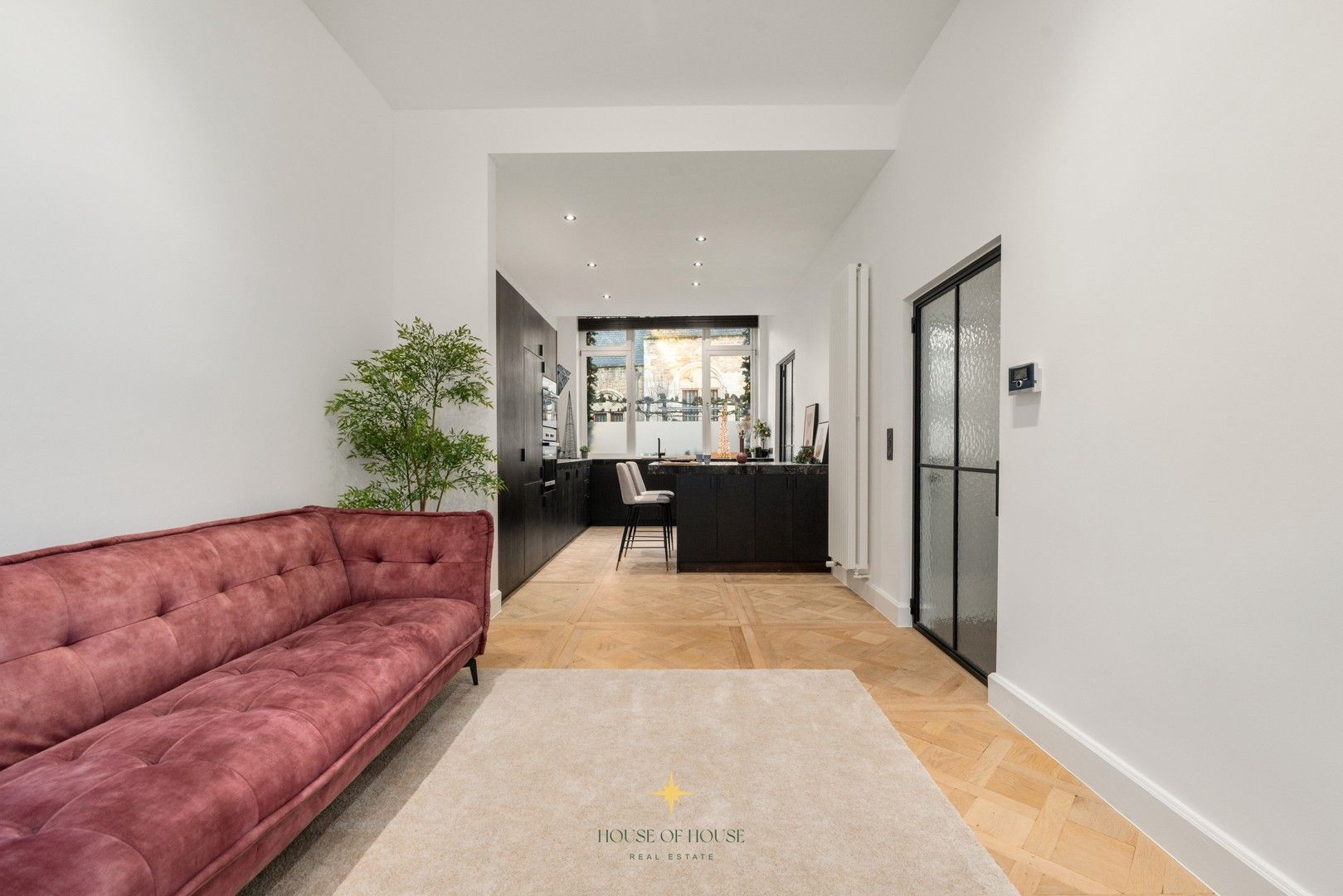 Subliem gerenoveerde stadswoning in een uitzonderlijk historisch kader rond de Onze-Lieve-Vrouwekerk foto 8