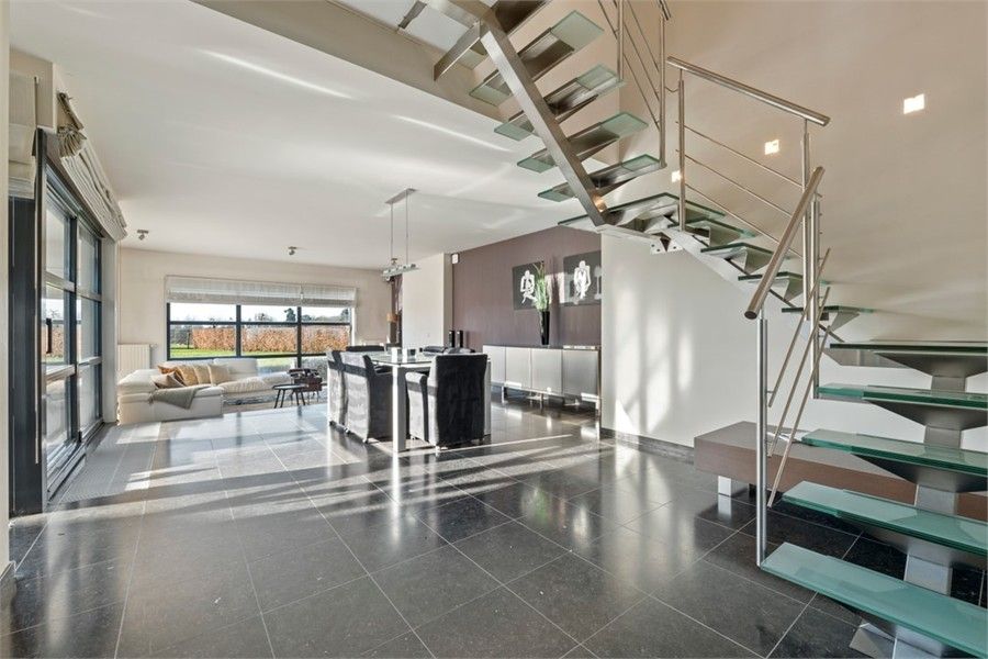 STIJLVOLLE OPEN BEBOUWING MET 3 SLKS OP EEN KNAP PERCEEL foto 9