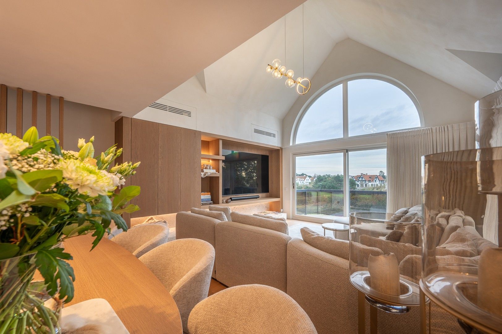 Prachtig gerenoveerd hoekappartement van 164 m2 met fantastisch open zicht op de Approach Golf in het Zoute. foto 2