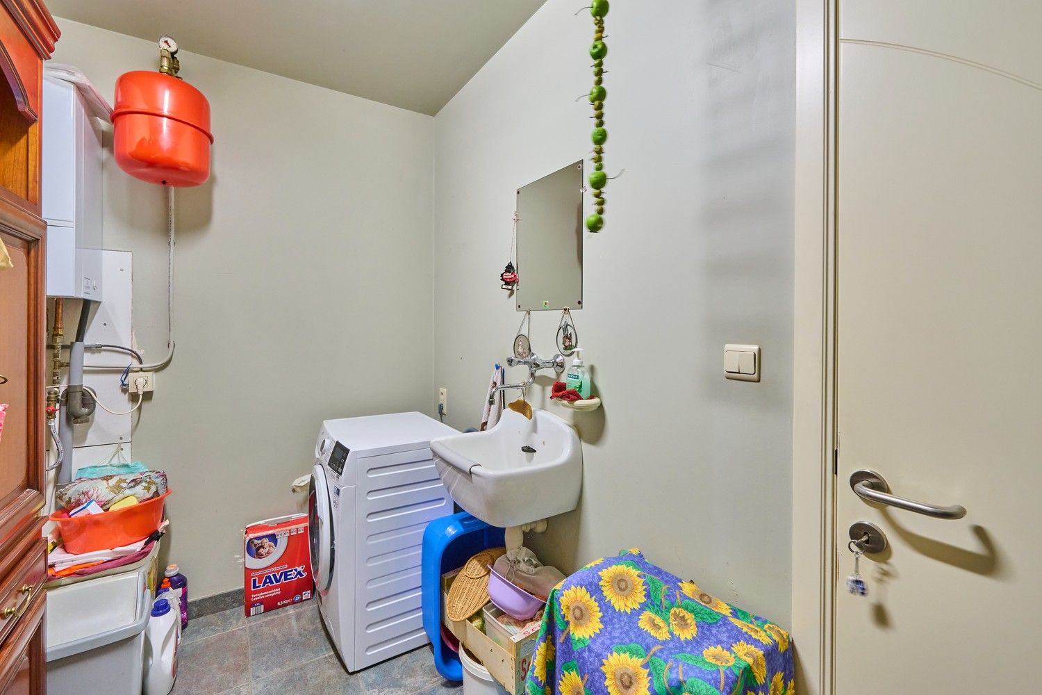 Duurzaam afgewerkte half vrijstaande woning gelegen in een verkeersluwe straat nabij het centrum foto 9