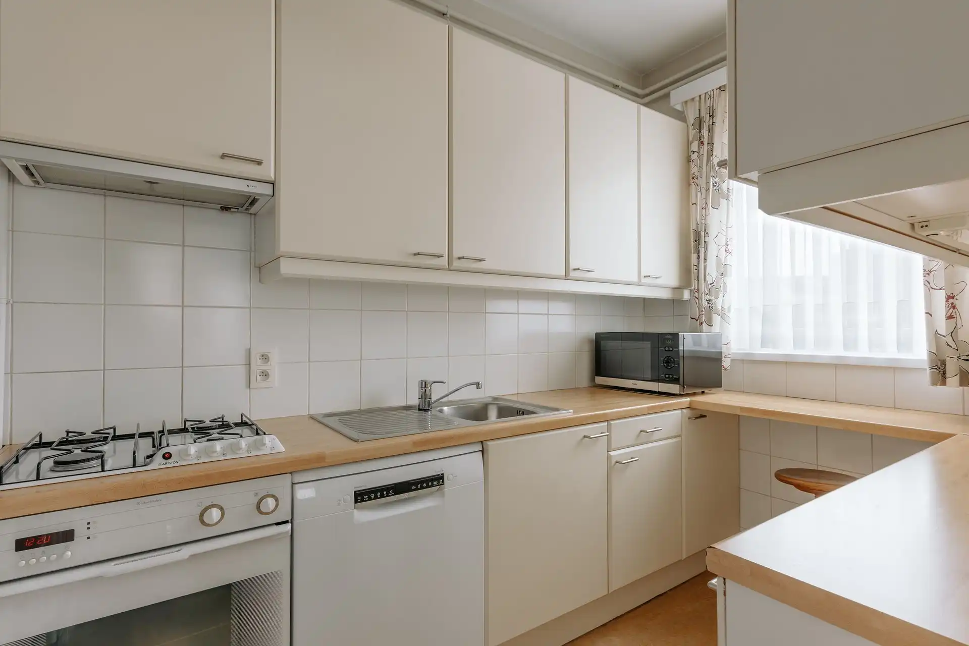 Ruim 3-slaapkamerappartement met karakter en autostaanplaats foto 9