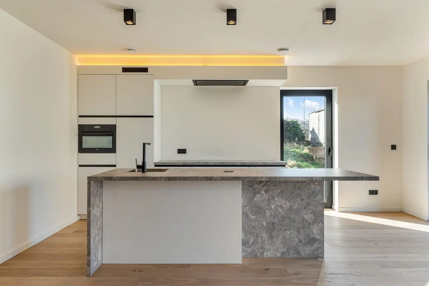 Luxueus wonen met ruim terras in het hart van Borgloon! foto 8