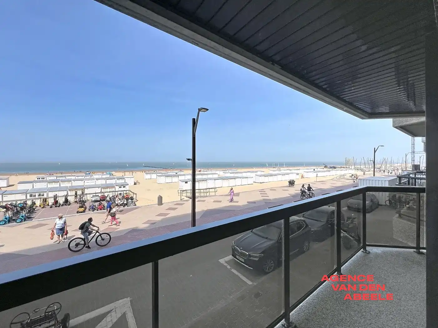 Op een topligging aan de Zeedijk in Duinbergen bevindt zich dit appartement met ongehinderd frontaal zeezicht.  foto 22
