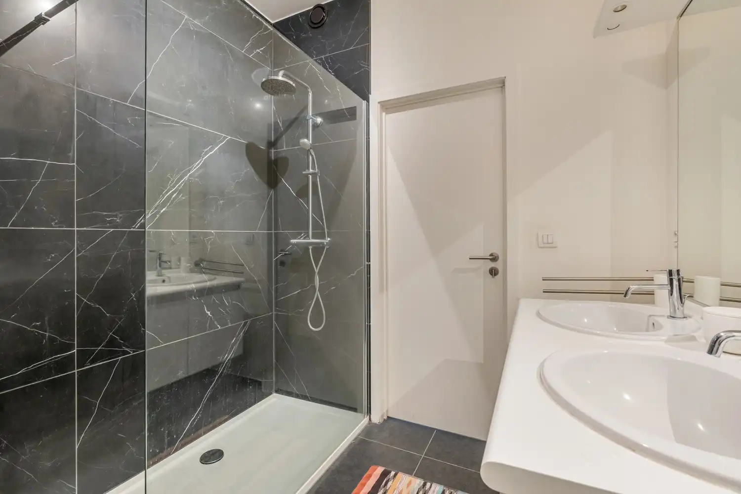 Goed gelegen en lichtrijk appartement met 2 slaapkamers, een terras en een autostaanplaats te centrum Leuven! foto 14