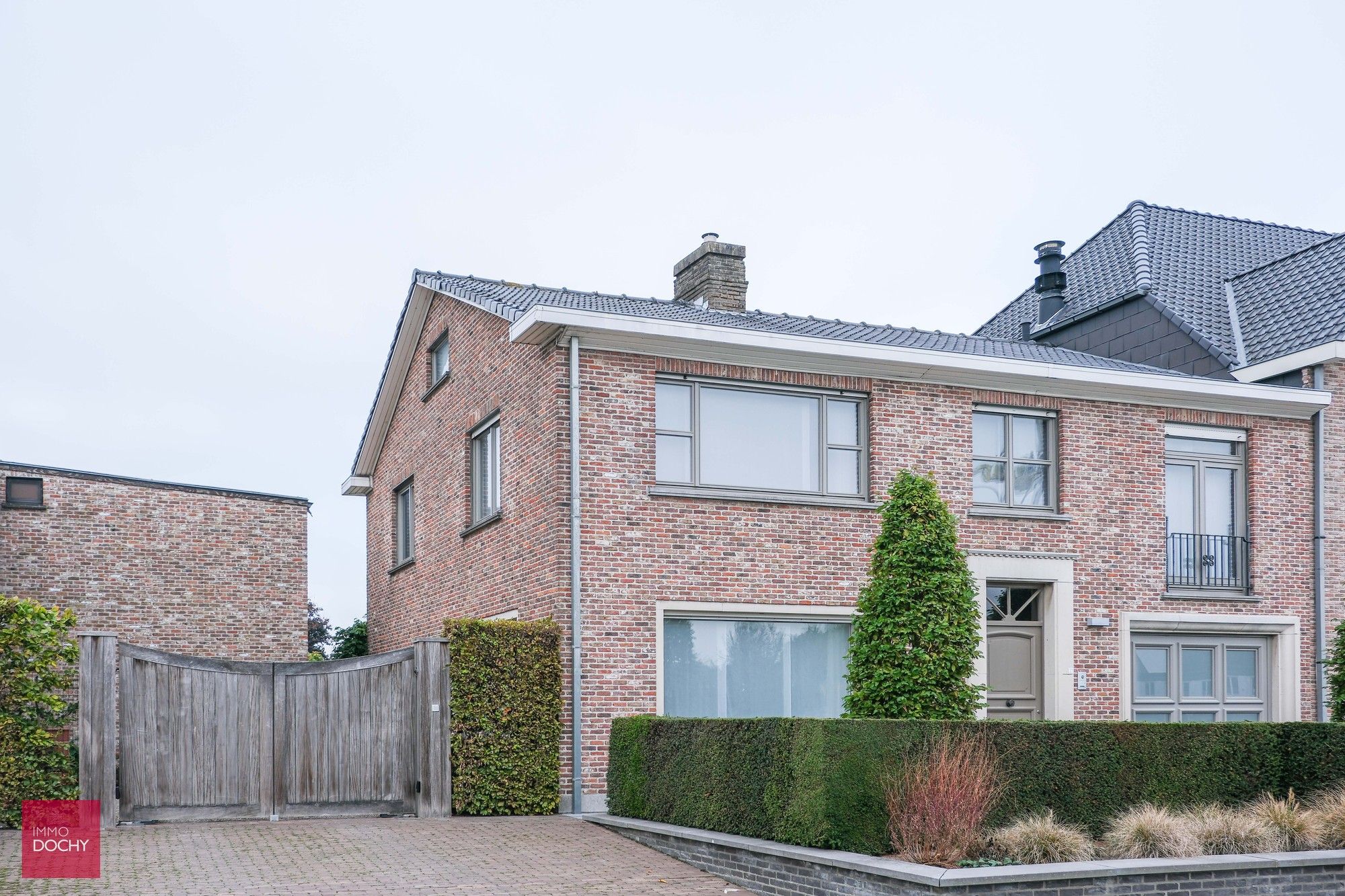 Kwalitatief afgewerkte villa met ruime garage en tuin foto 2