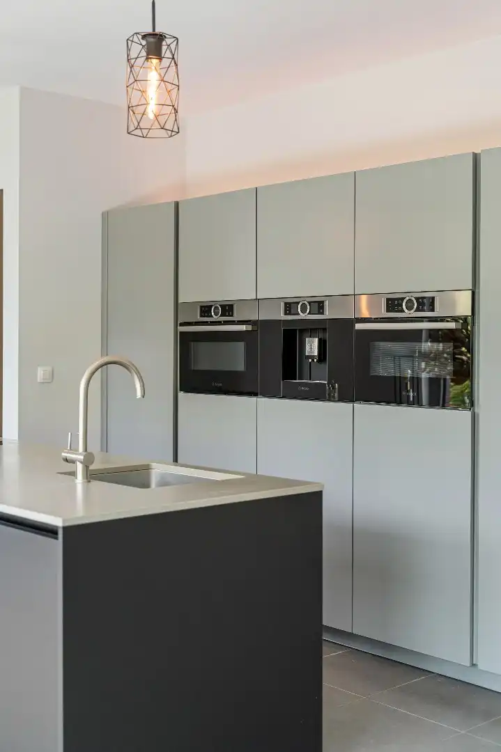 Exclusief gelijkvloers appartement met ruime terrassen, 2 slpk, extra brede autostaanplaats, centrum Genk foto 9