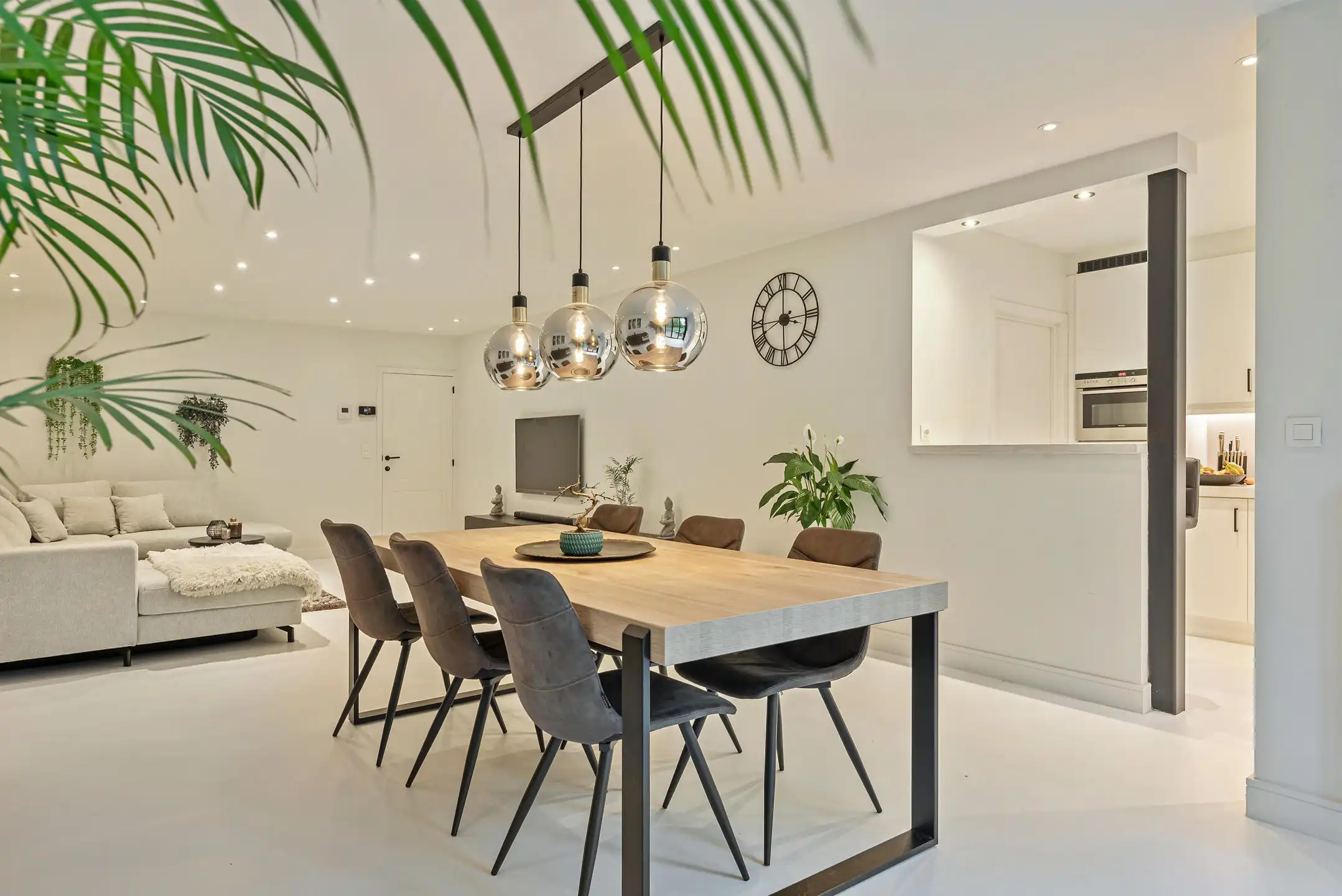 Volledig gerenoveerd zonnig appartement met 2 slaapkamers foto 2