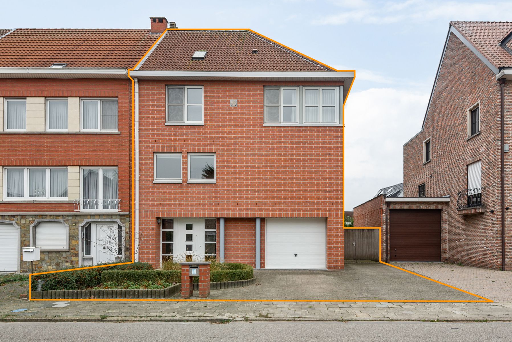 Ruime woning (260 m²) in fiscaal vriendelijk Aartselaar foto {{pictureIndex}}