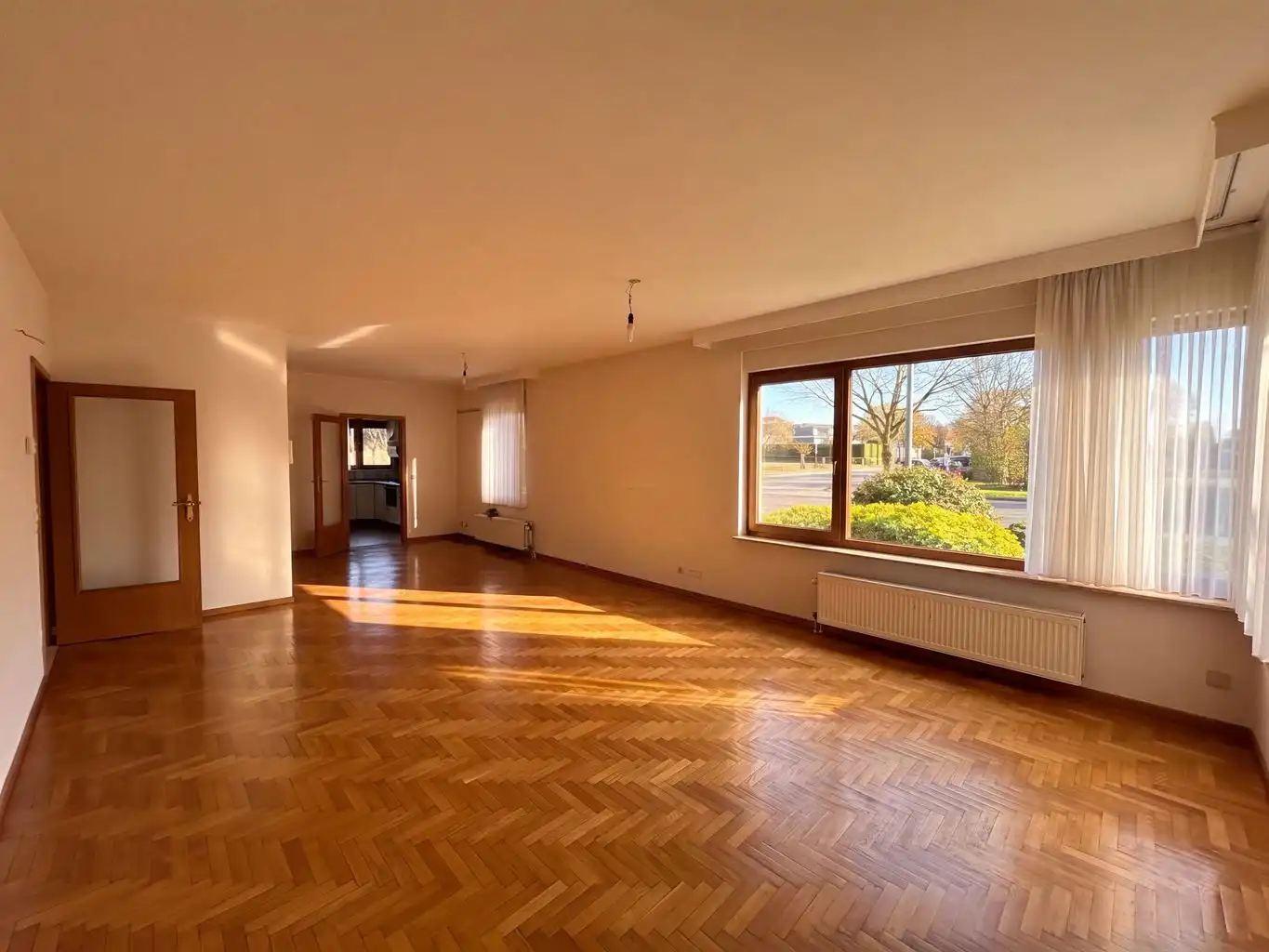 Ruim gelijkvloers appartement met 2 slaapkamers, terras, kelderberging en afgesloten garagebox. foto {{pictureIndex}}