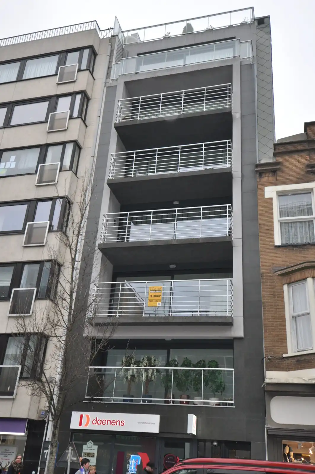Instapklaar recent appartement met terras op een  centrale ligging foto {{pictureIndex}}