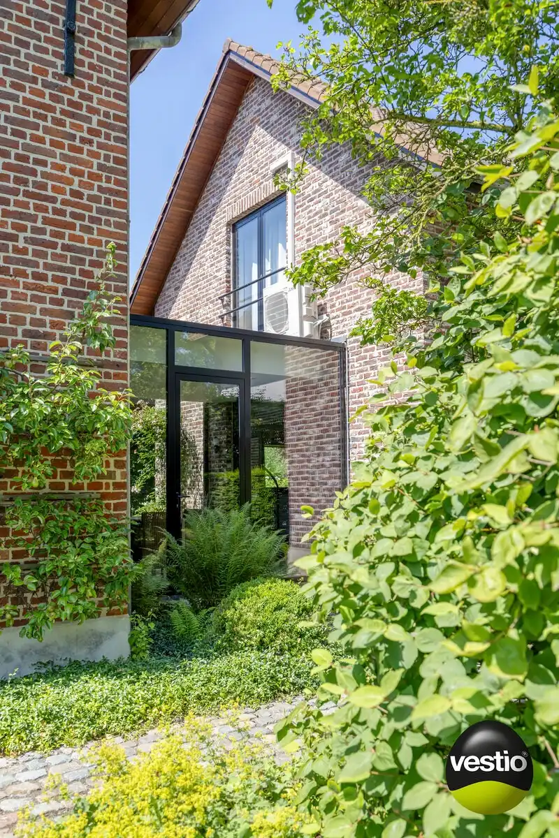 EXCLUSIEVE HOEVE MET MEERDERE WOONGEDEELTES, ATELIER, STALLING en AANPALENDE WEIDE OP CA. 1,6 HECTARE NABIJ DOMEIN NIEUWENHOVEN. foto 14