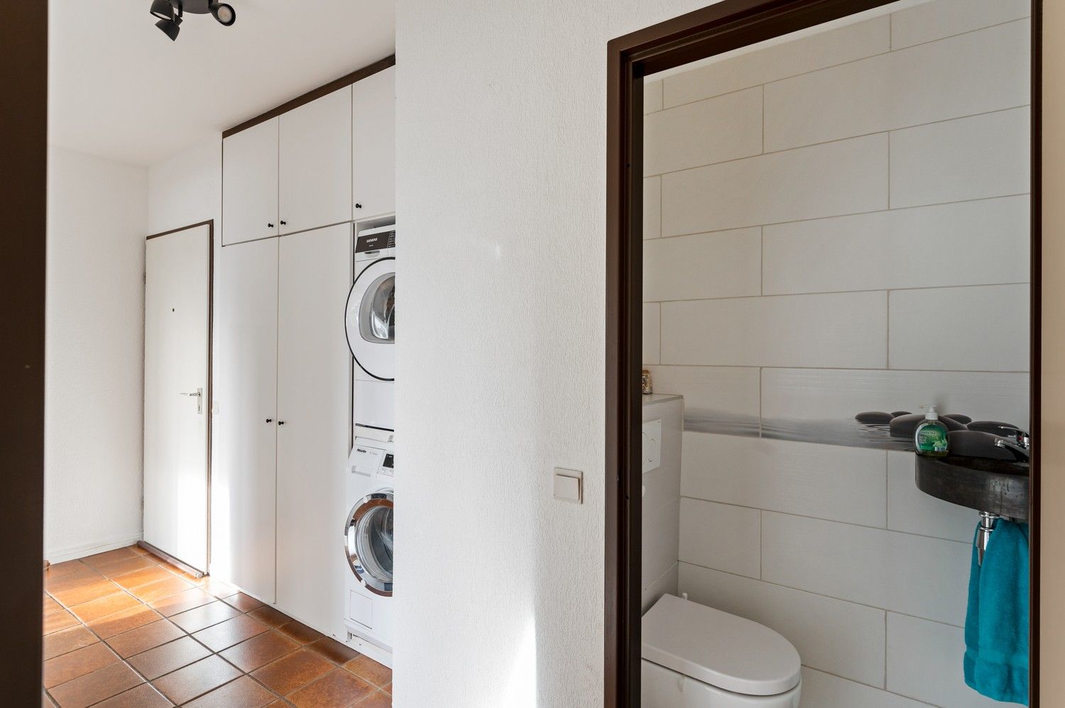 Gelijkvloers appartement met 2 SLPKS, een autostaanplaats en terras in Borgerhout! foto 7