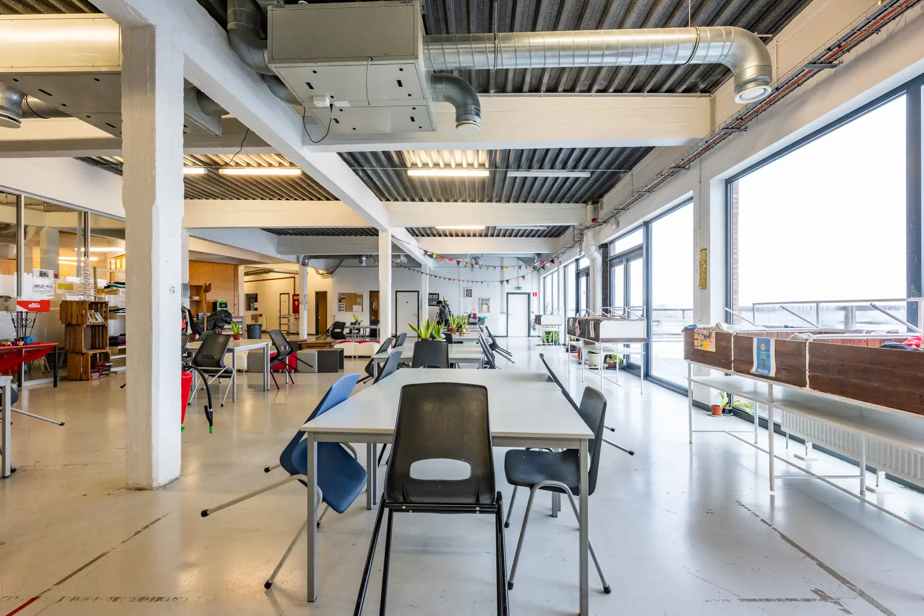 Ruim en veelzijdig bedrijfspand met parking en opslag foto 53