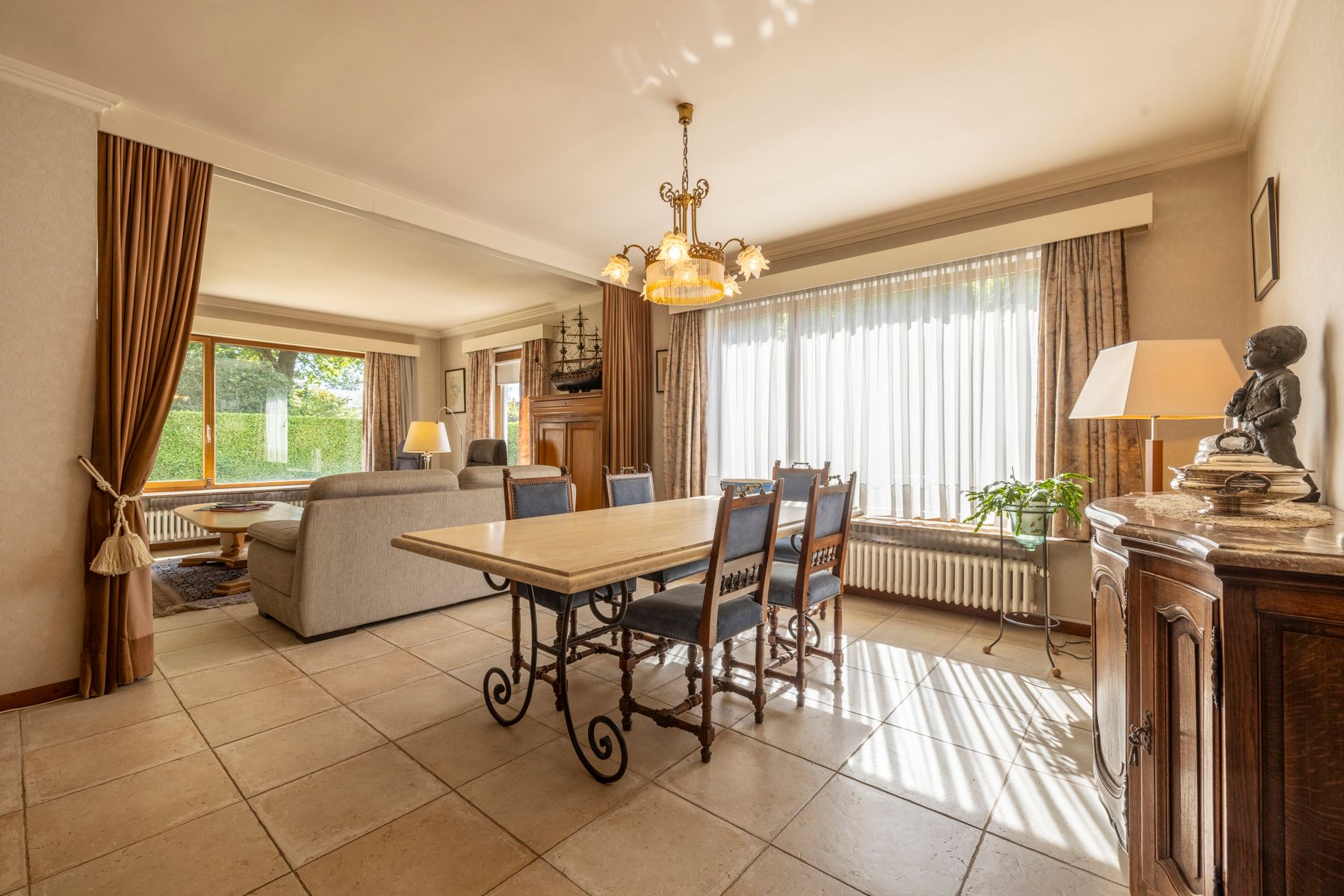 Villa met 4 slaapkamers, grote tuin en garage te koop! foto 4