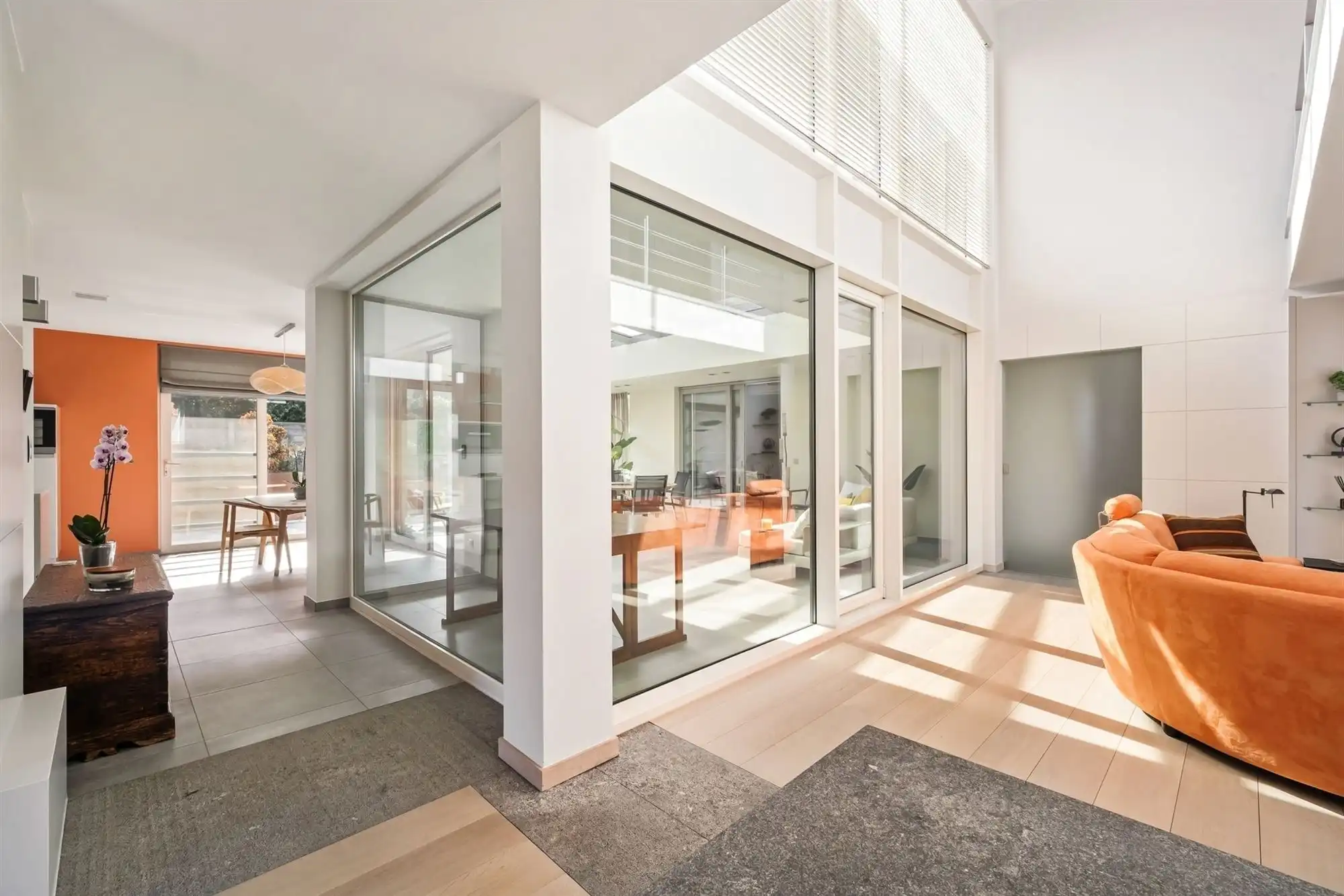 Knappe villa rond een glazen patio met gastenvleugel en 2 liften foto 10