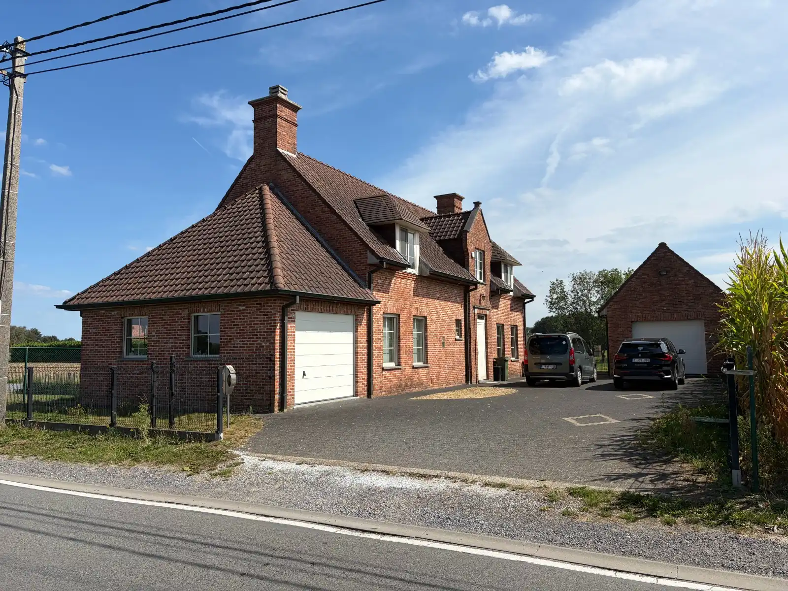 RUIME WONING MET 4 SLAAPKAMERS, 2 BADKAMERS, 2 GARAGES EN LANDELIJK UITZICHT foto 2