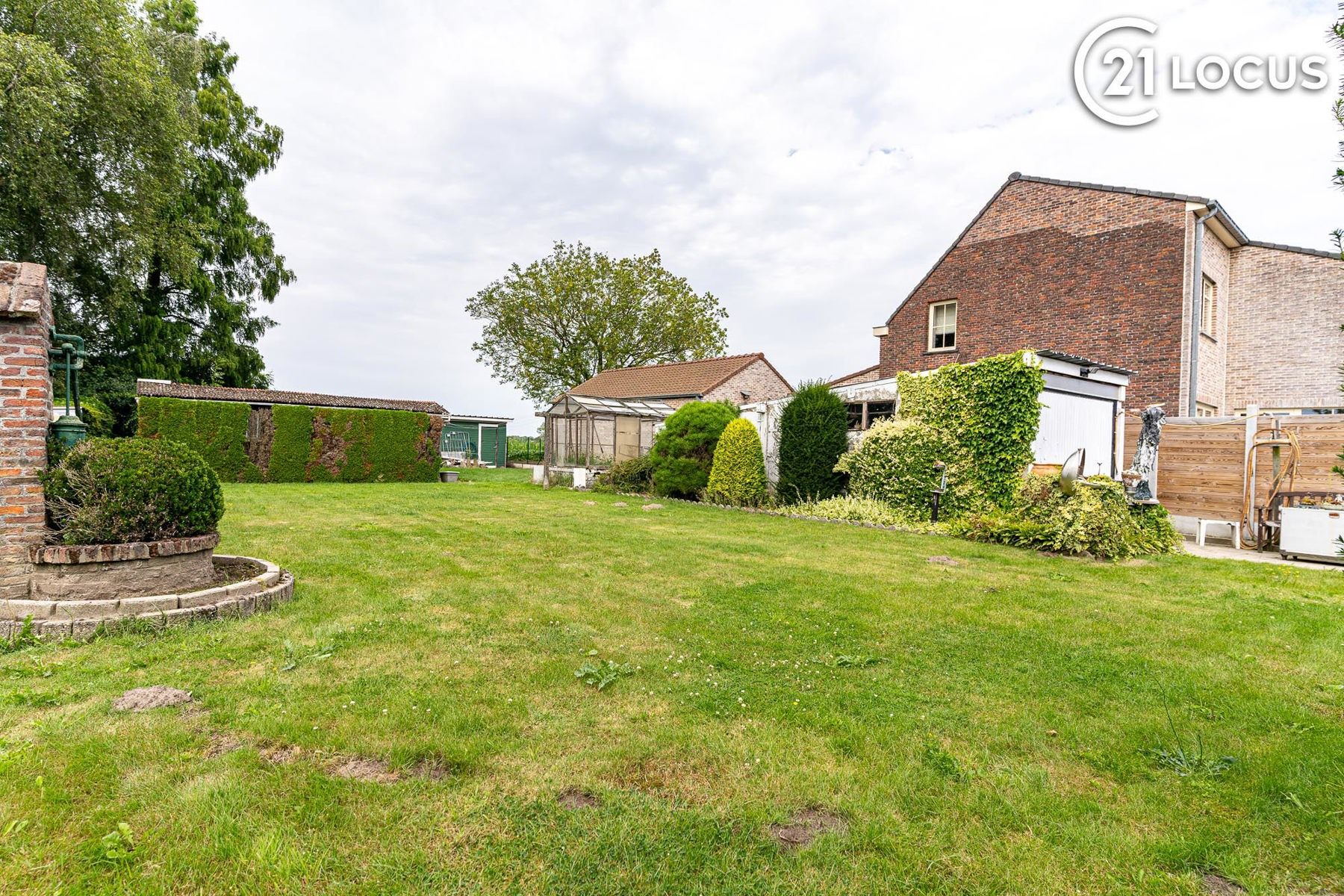 Ruime woning op 1.195 m² grond met tuin, veranda en garages foto 15