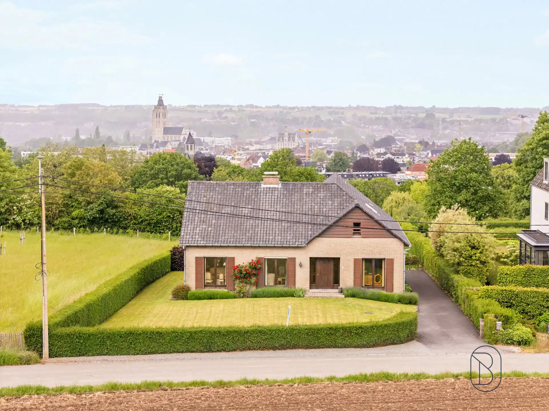 Degelijke villa met prachtig open zicht. foto {{pictureIndex}}