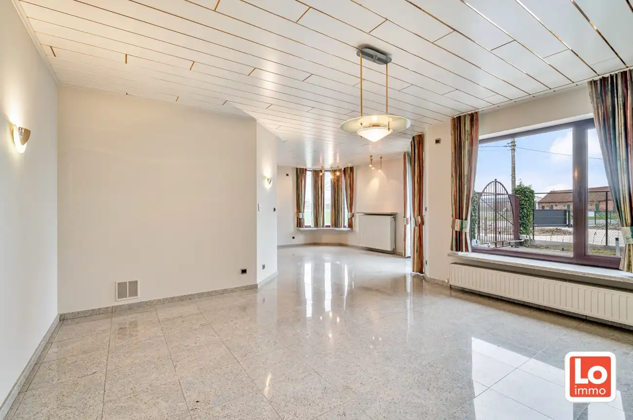 VERKOCHT!! Heel ruime degelijke open woning met praktijkruimte, inpandige garage en ruime gerenoveerde schuur met heel wat potentieel gelegen op een gemakkelijk bereikbare locatie tussen Oostakker en Lochristi! foto 13