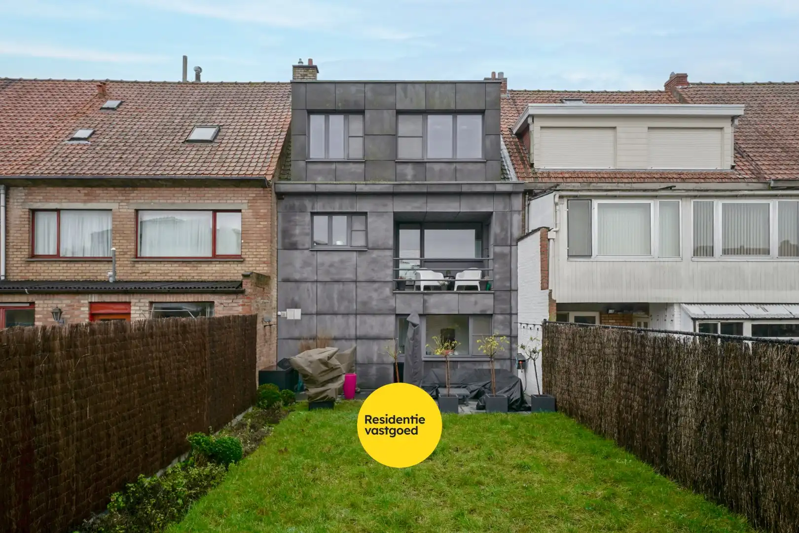 Ruime bel-étage woning met tuin en garage op rustige ligging te Bredene foto 2