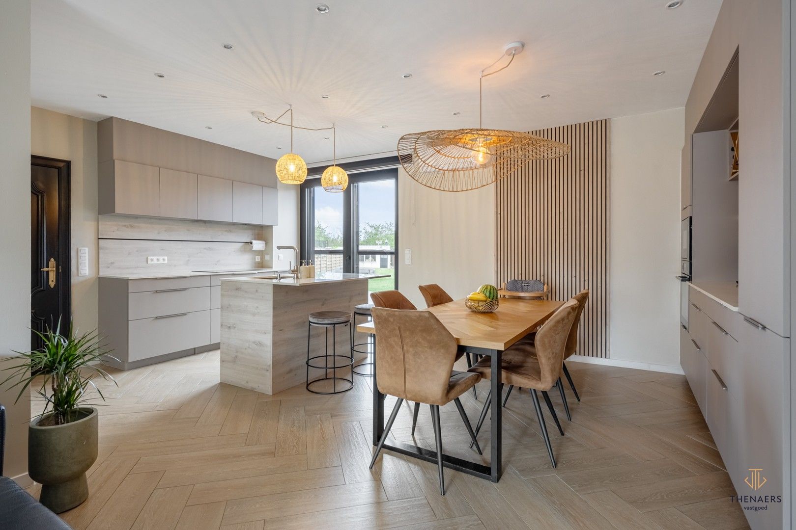 GEMODERNISEERDE GEZINSWONING MET 4 SLAAPKAMERS. foto {{pictureIndex}}