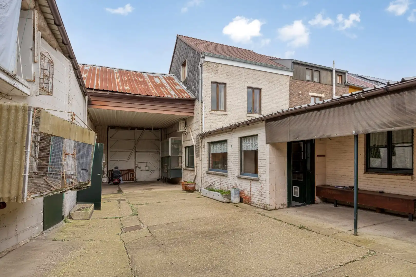 Hoeve met binnenkoer, stallen en tuin - landelijke dorpsligging te Tongeren-Nerem foto 2