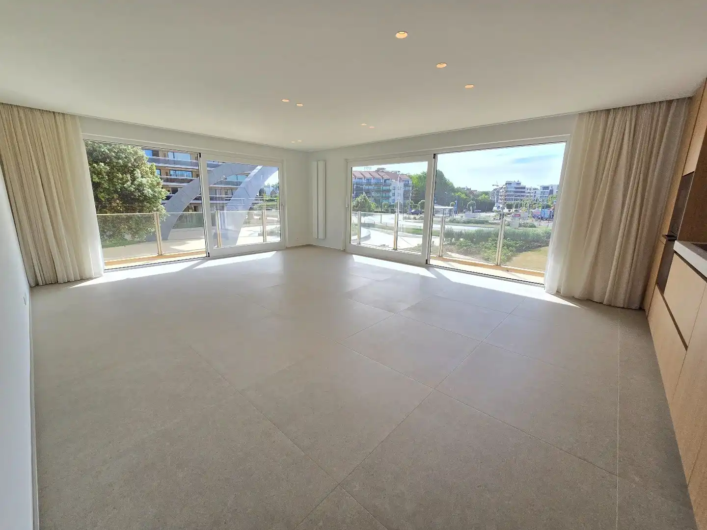 Hoekappartement op het Esplanadeplein met 3 slaapkamers en 2 badkamers foto 2