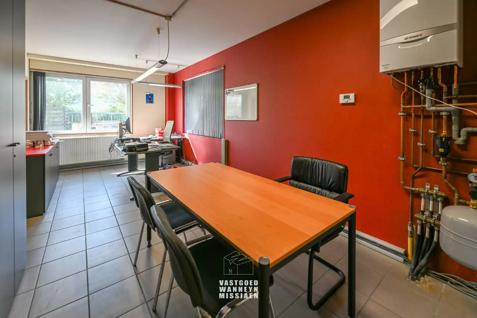 Loods met laadkade, geïntegreerd kantoor en conciërgewoning op 1124 m² foto 19