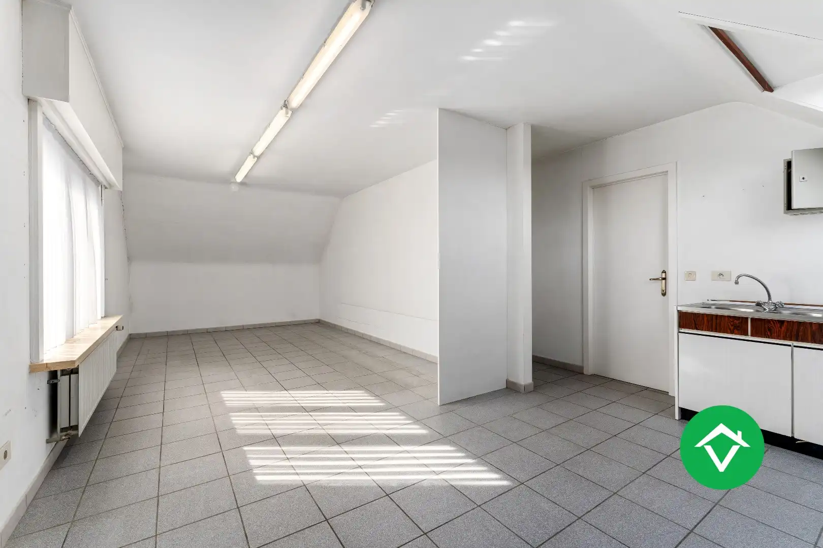 Stevige woning op gunstige ligging met 7 slaapkamers, dubbele garage en tuin te Roeselare foto 26