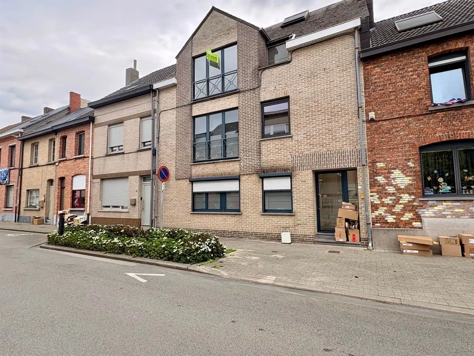 Ruim 2-slaapkamerappartement met lift en autostaanplaats in Sint-Gillis-Dendermonde foto {{pictureIndex}}
