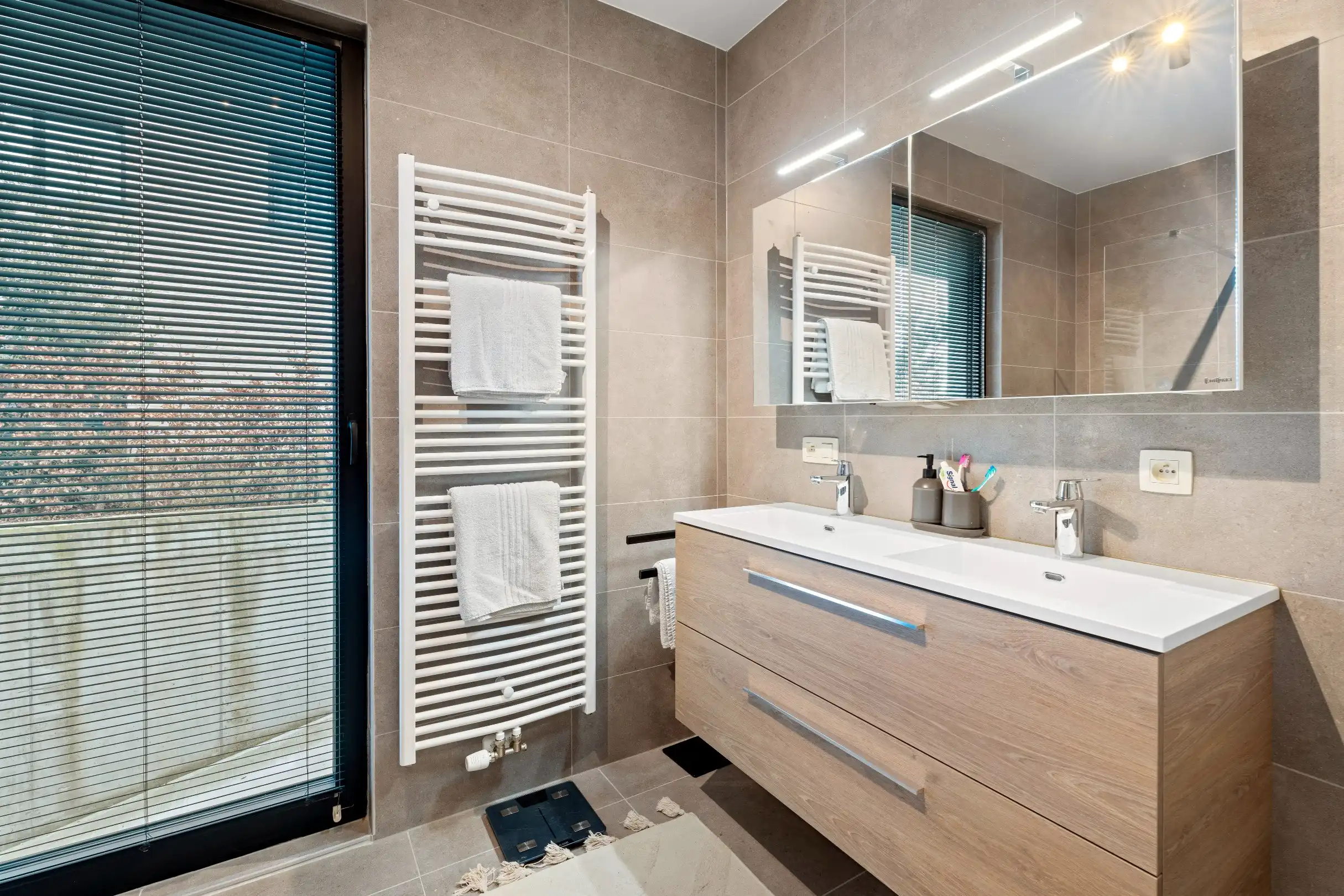 Gelijkvloers appartement met terras en tuin foto 16