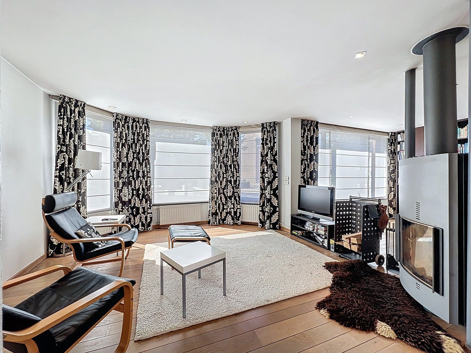 Prachtig HERENHUIS (met o.a. 5 slpk, garage en tuin), apart KANTOOR-gebouw en 630 m2 MAGAZIJNEN op zeer goede ligging te KORTRIJK ! Géén renovatieverplichting! foto 3