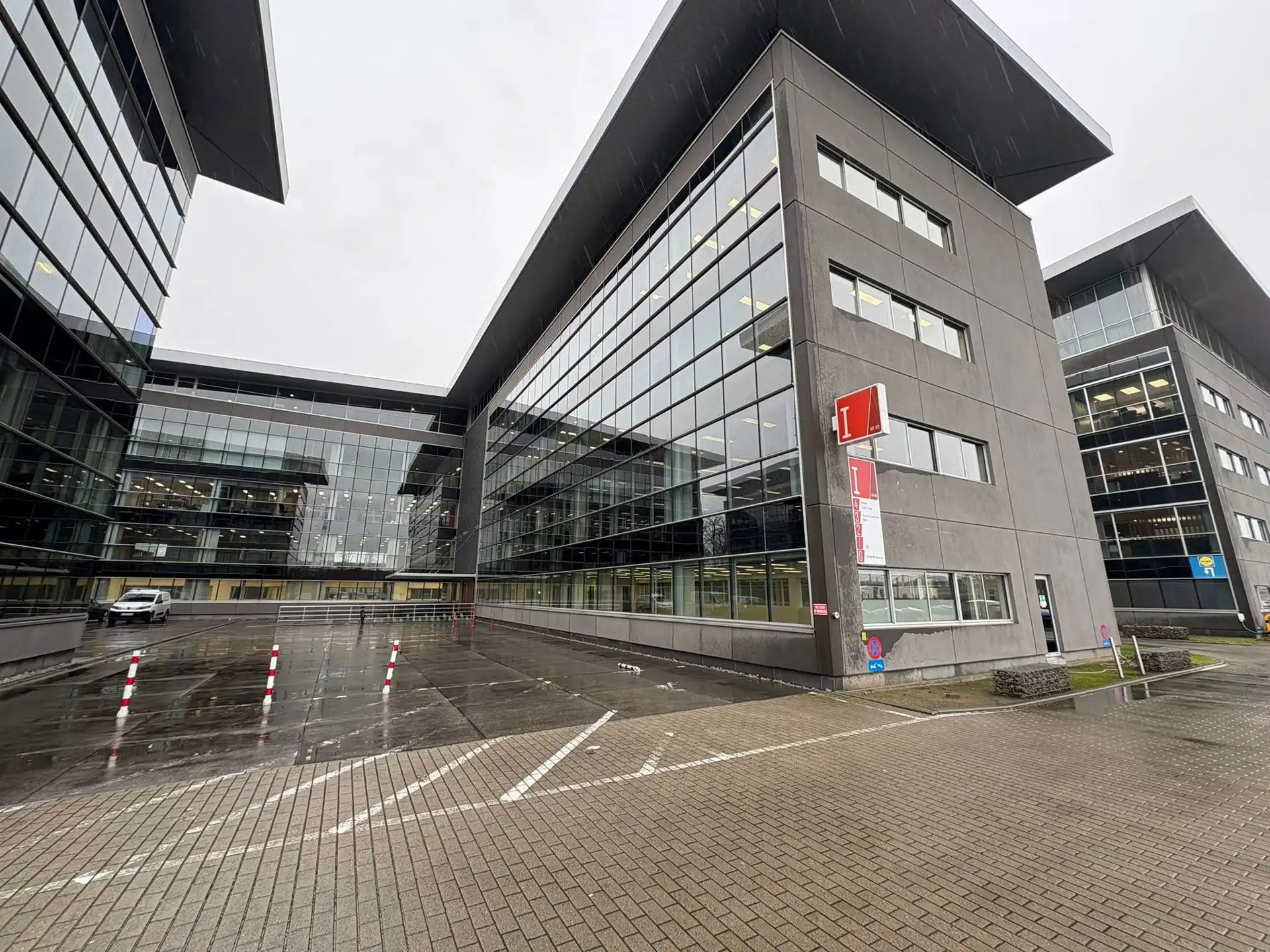 Kantoor 575 m² op de 3de V te huur in het Axxes Business Park. foto 2