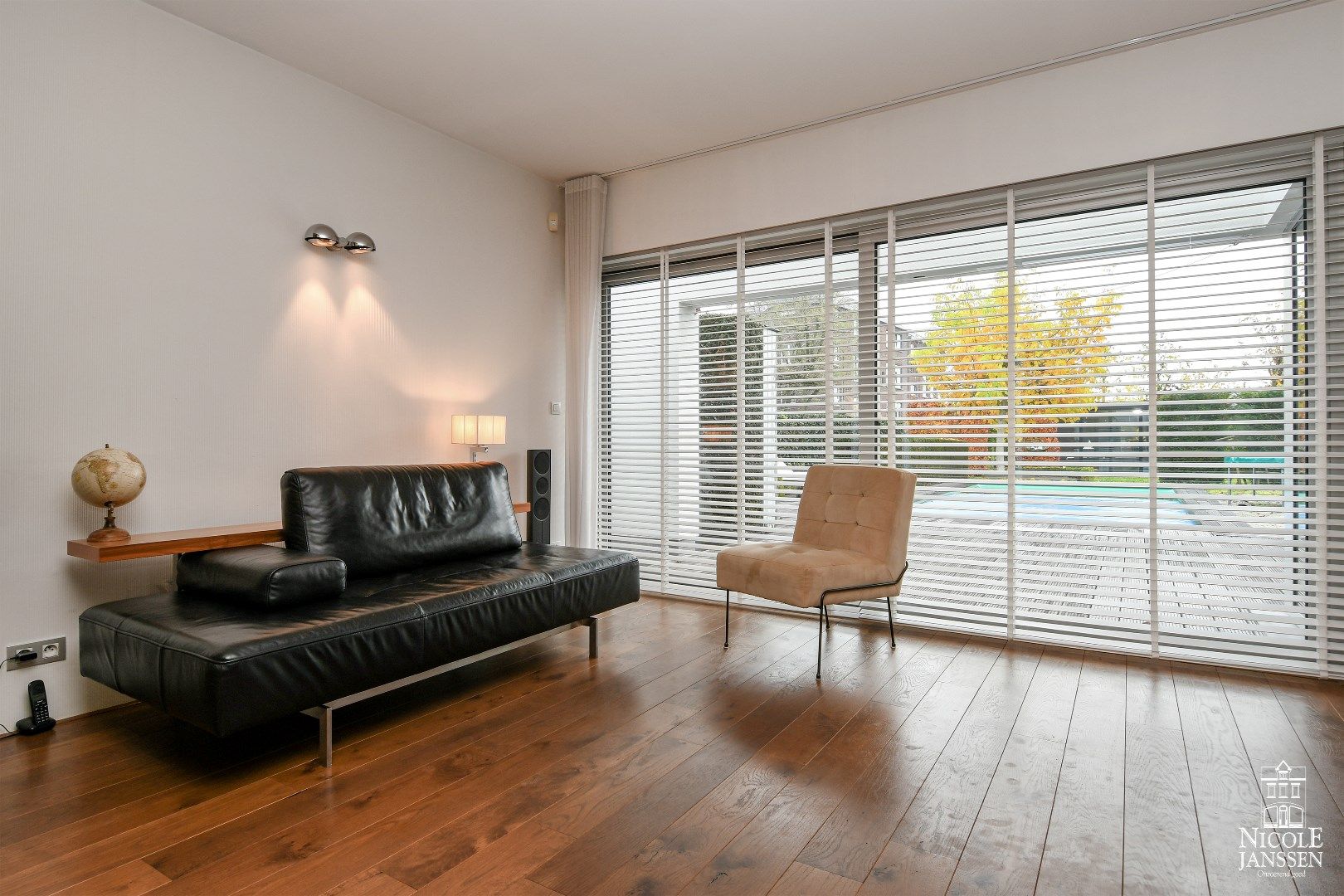 Ruime en speels ingedeelde woning met bijzondere architectuur en praktijkruimte foto 3