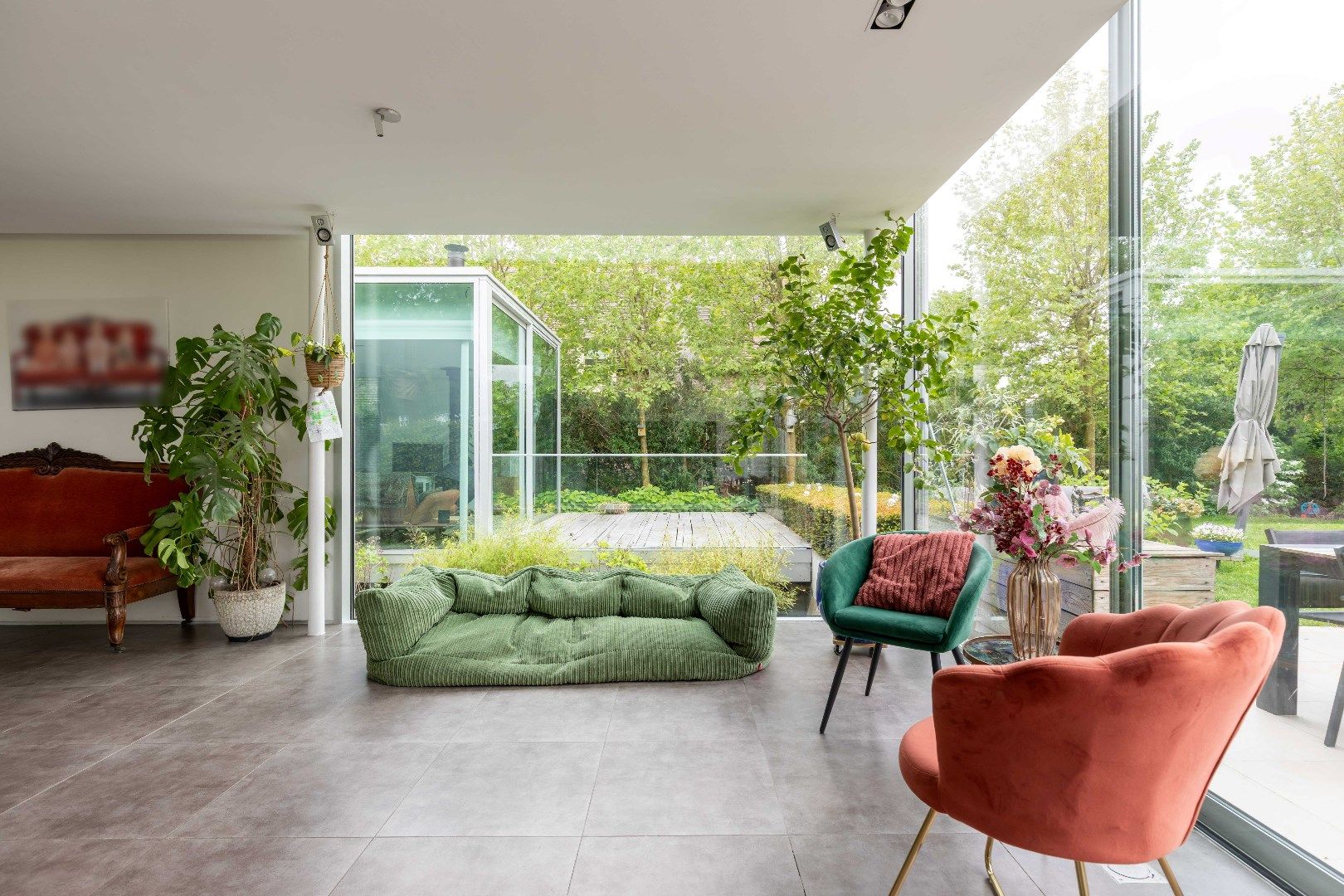 Recente en uitgebouwde villa met vijf kamers en/of praktijkruimte omgeven door het groen tussen Brugge en Oostkamp! foto 6