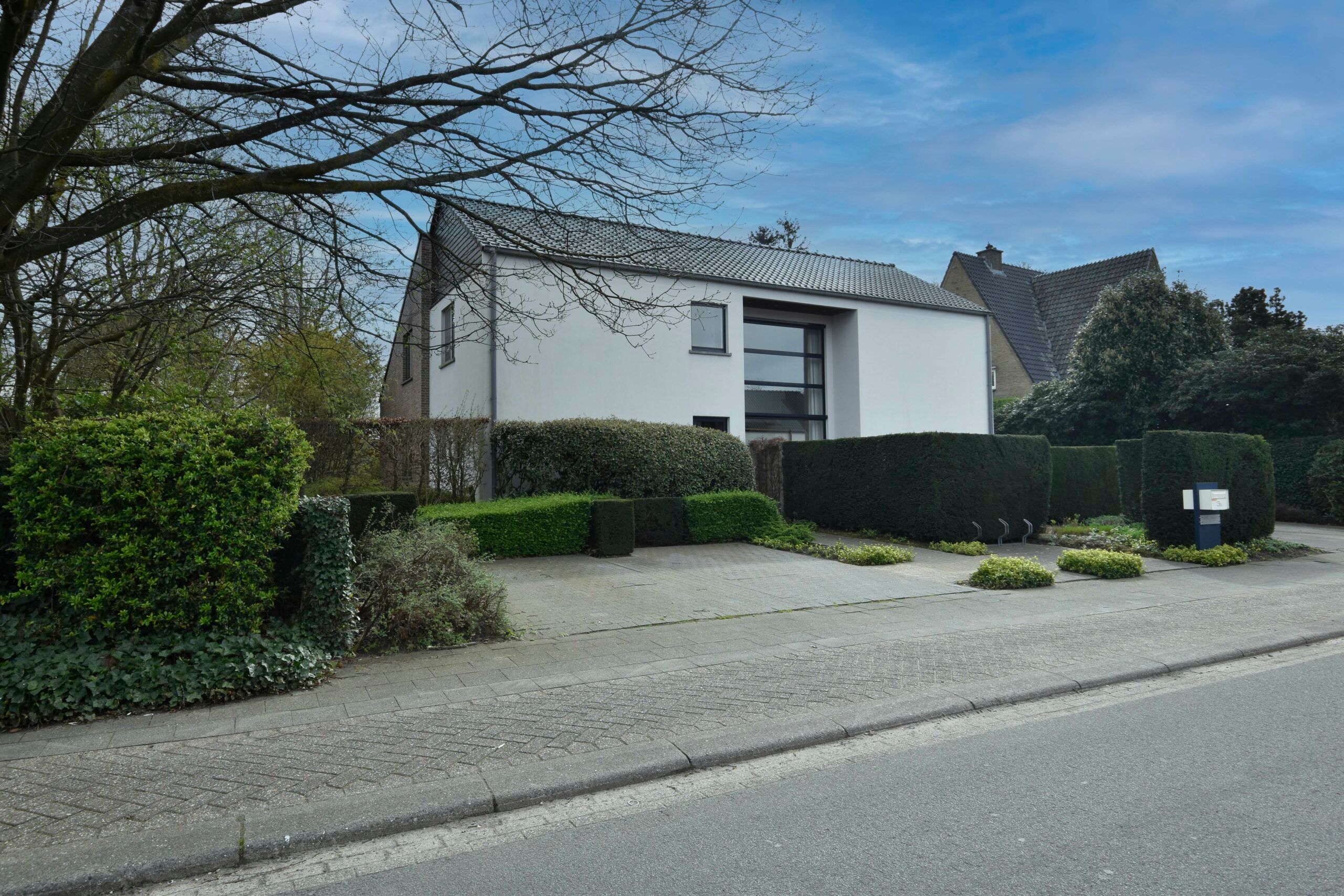 Villa met praktijkruimte, 5 slaapkamers en een grote tuin in Sint-Niklaas foto {{pictureIndex}}