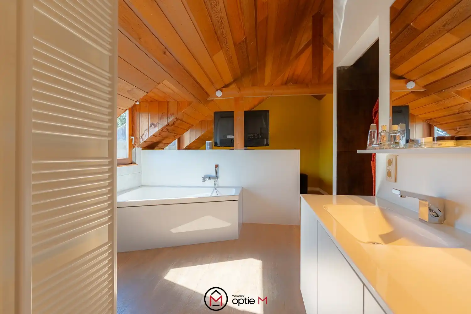 EXCLUSIEVE VIERKANTSHOEVE MET KARAKTER, RUIMTE EN UITZONDERLIJK WOONGEVOEL foto 25