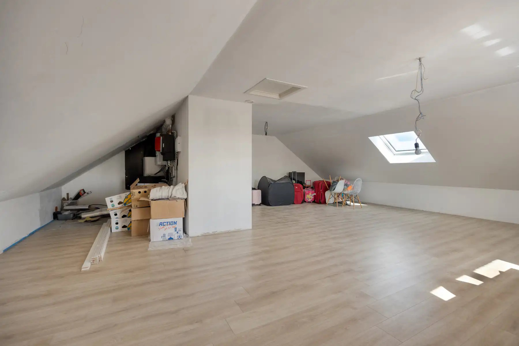 Leemans immobiliën biedt u deze uitzonderlijk ruime en energiezuinige woning aan in Merchtem! foto 24