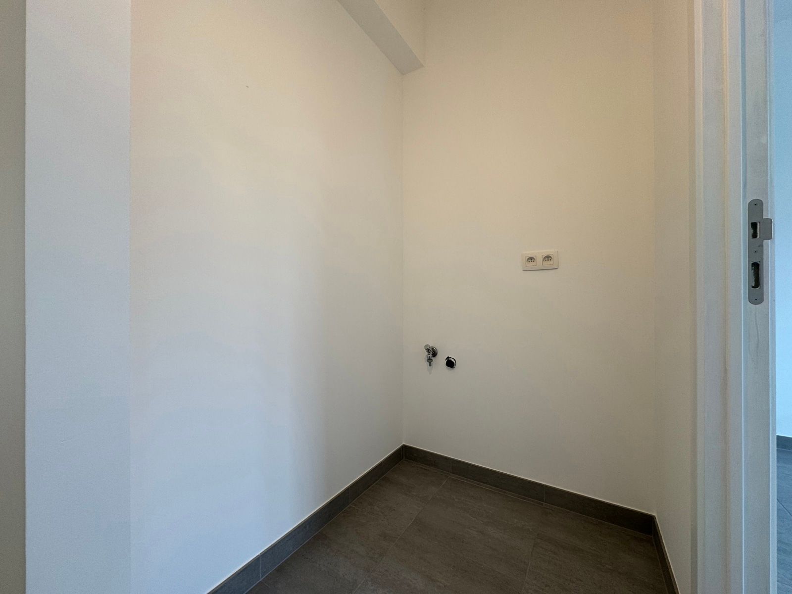 Te huur: gerenoveerd gelijkvloers appartement met tuintje foto 12