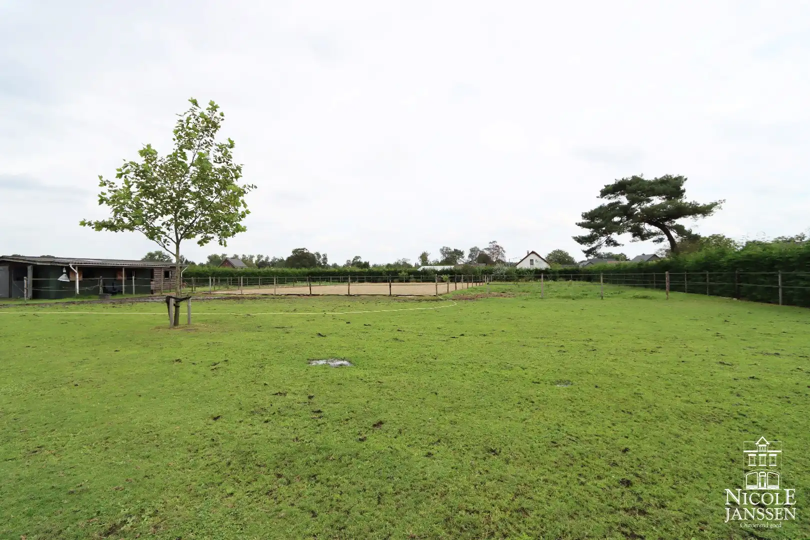 Instapklare gezinswoning met 3 slaapkamers en grote tuin met paardenstallen foto 22