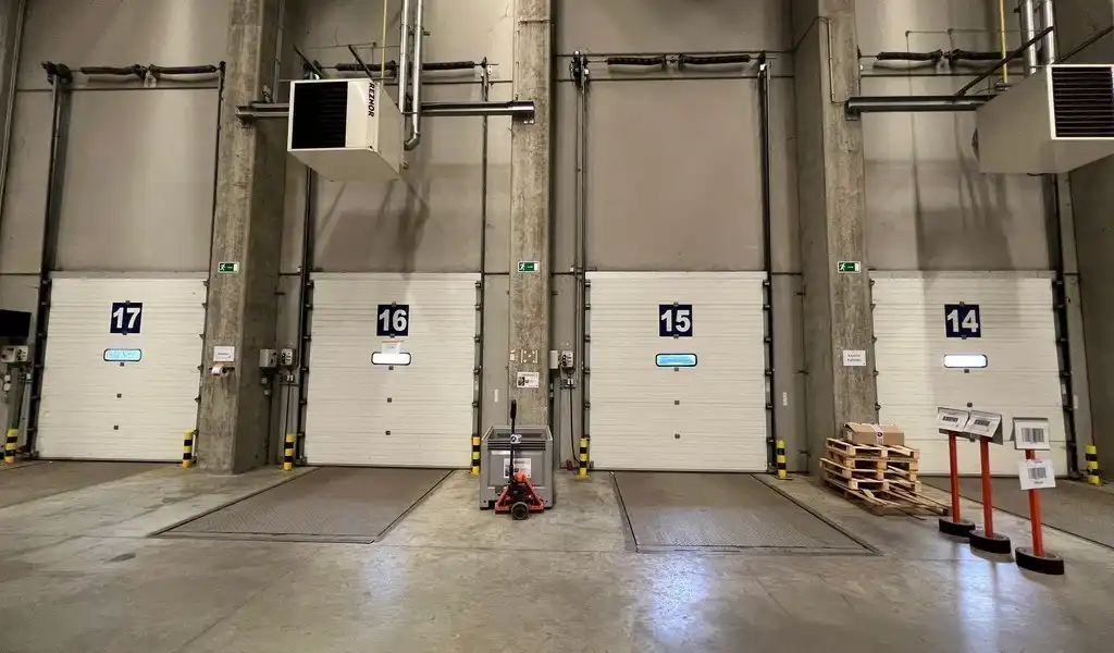 Logistieke loodsen met laadkades vlakbij R42 in Sint-Niklaas foto 5